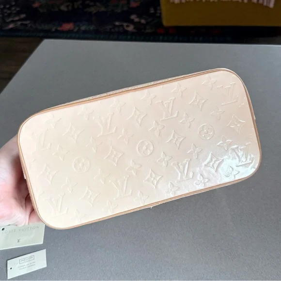 💥SOLD💥 LOUIS VUITTON Classic ‘Marshmallow’ Vernis LV Monogram Houston Tote Bag - Picture 3 of 12